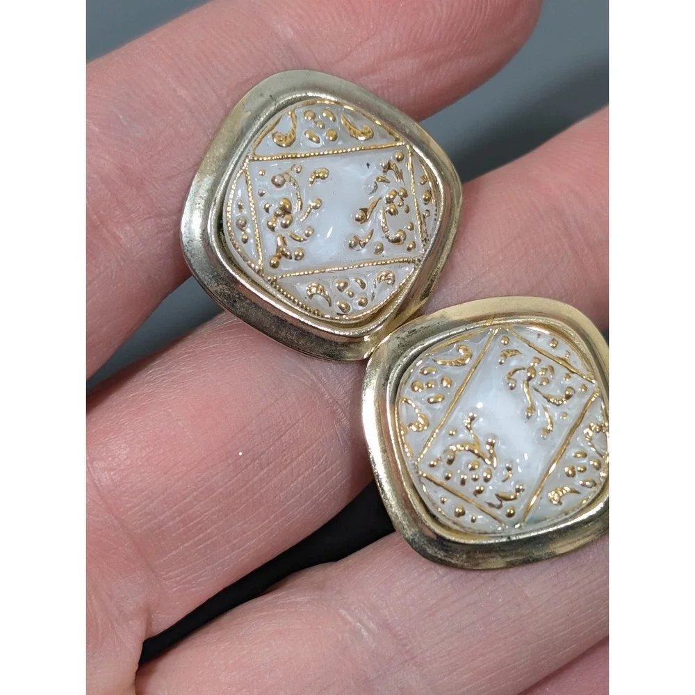 Vintage White Glass Ornate Gold Tone‎ Square Cufflinks